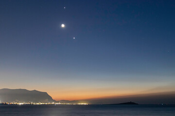 女生成考大专学什么专业好 怎么选择